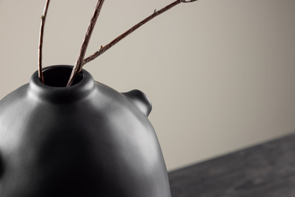 Madi Vaser ⌀17 Svart