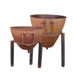 Rostig plantering med ben