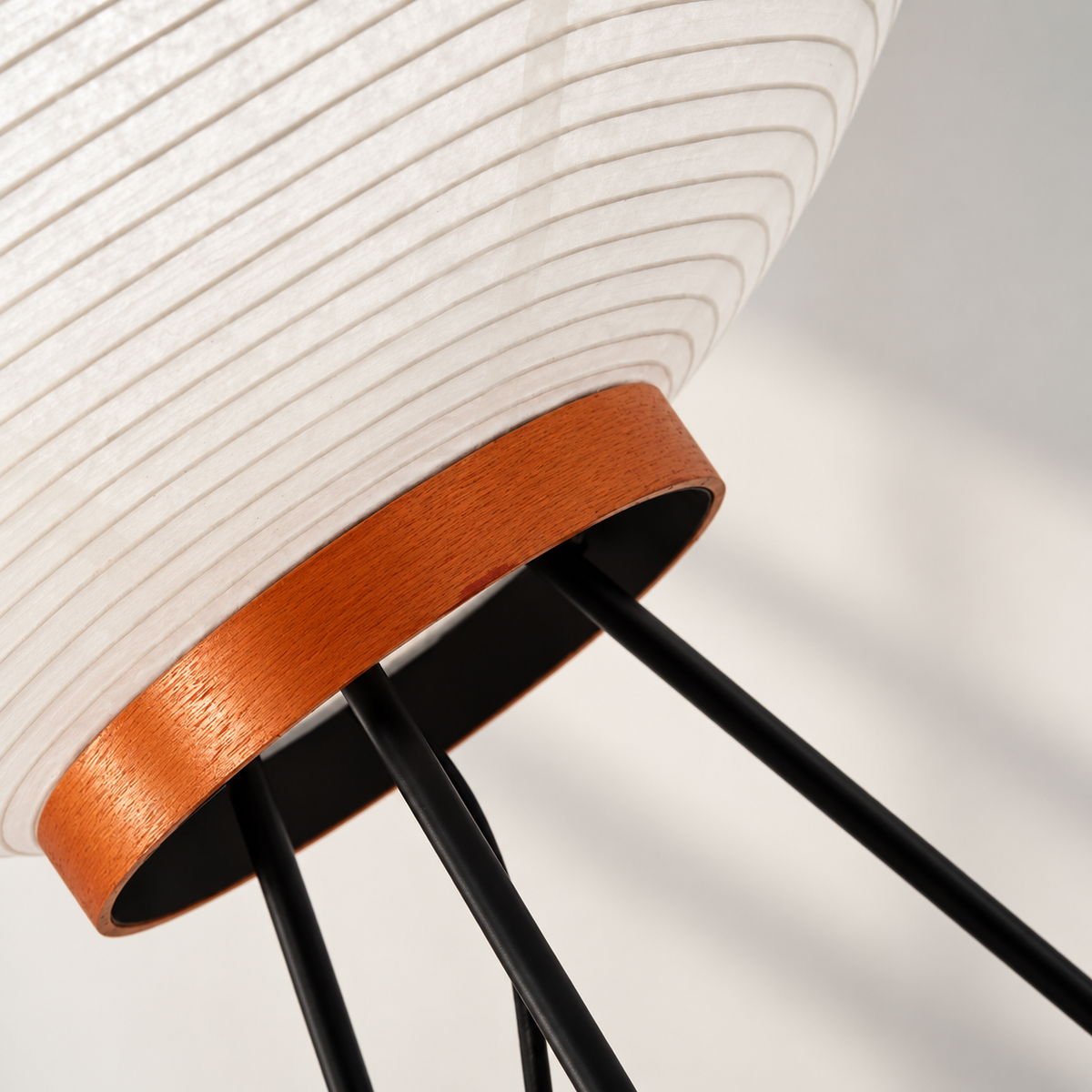 Lampa i japandi-stil med varmt stämningsljus