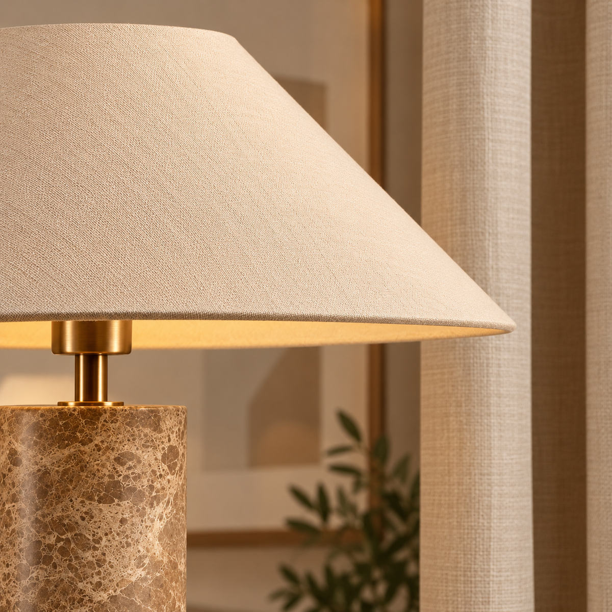 Bordslampa med marmorfot och tygskärm – bild 5