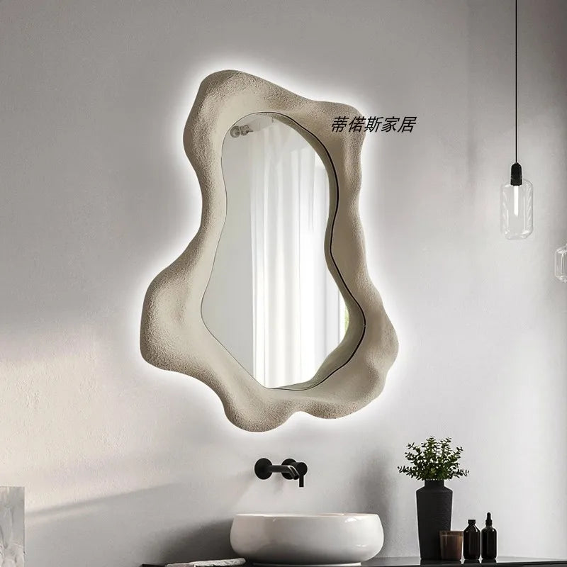 Nordisk Oregelbunden Badrumsspegel LED Lyx – Väggmonterad Makeupssmegel