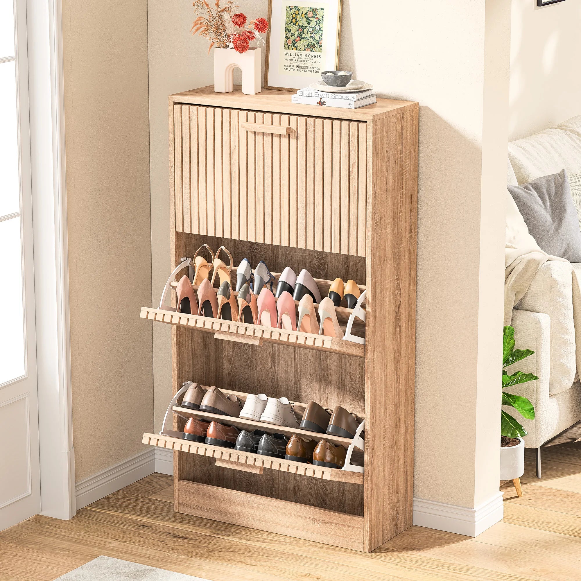 Fangange Rattan Skoskåp Smal – 3 Snedda Dörrar Trägriphandtag Andningsbara Paneler