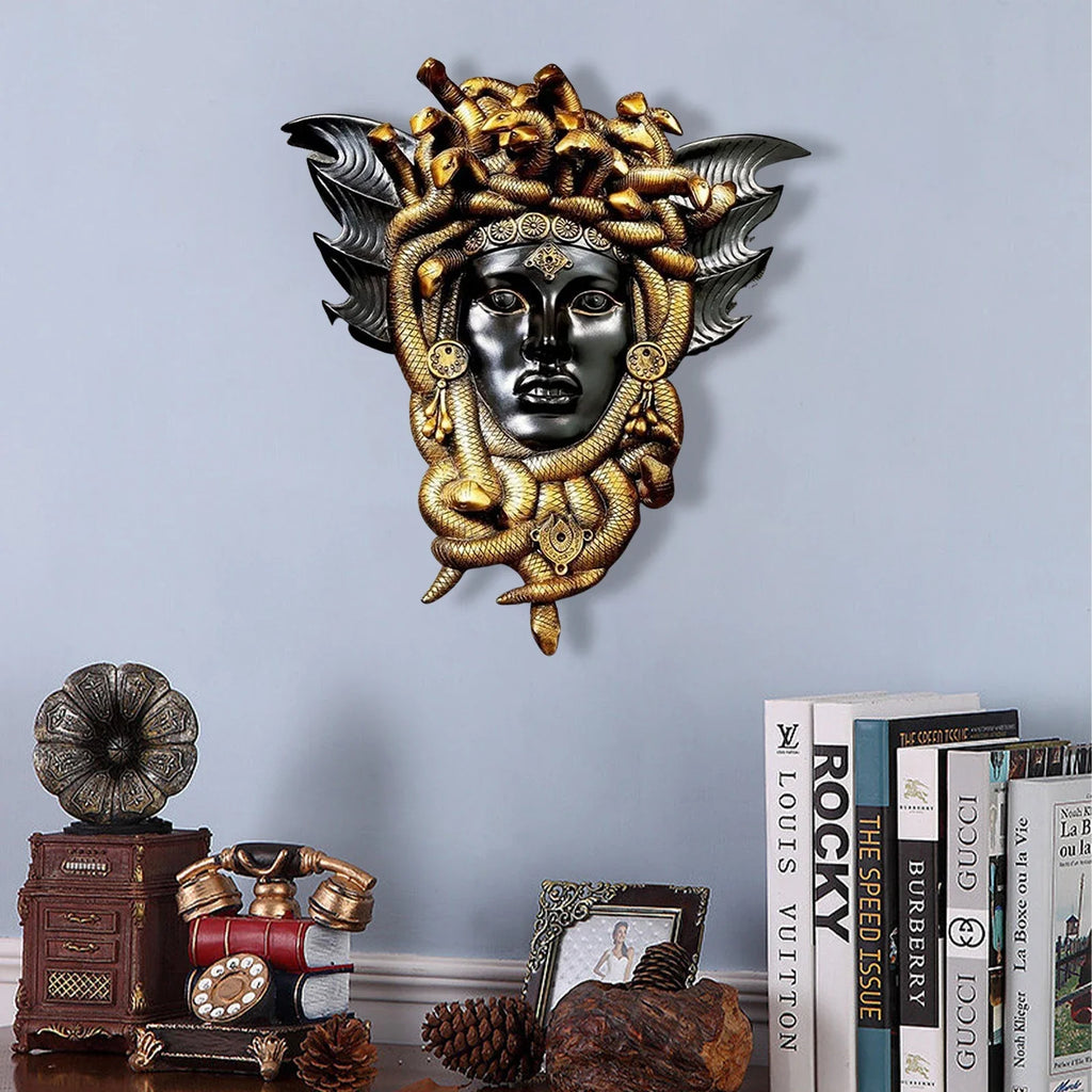 Medusa Huvud Med Ormar Skulptur – Guld Resin Väggplakett Mytologisk