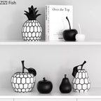 Svartvit Rand Äpple & Ananas Staty – Minimalistisk Resin Skrivbordsskulptur