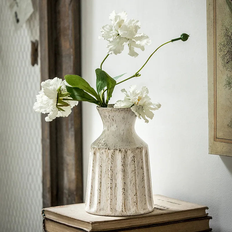 Liten vintagevas med torkade blommor