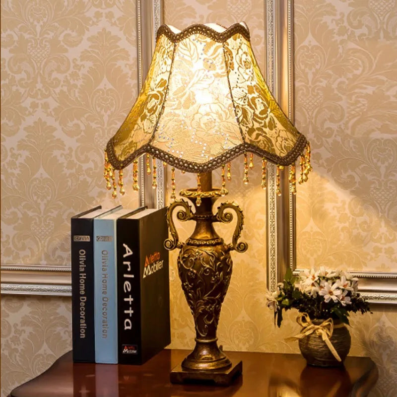 Vintage Resin Golvlampa med Fotströmbrytare – Klassisk Lantlig Vardagsrum