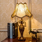 Vintage Resin Golvlampa med Fotströmbrytare – Klassisk Lantlig Vardagsrum