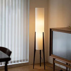 Nordisk Wabi-Sabi Trä Golvlampa – Hotell & Studierum